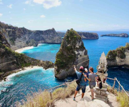 a family taking a selfie at the Thousand Islands Viewpoint